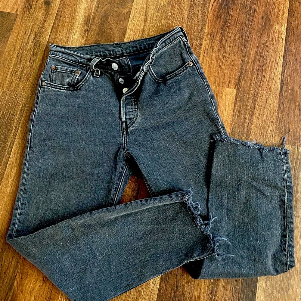 Black, light washed Mom jean Levi’s.